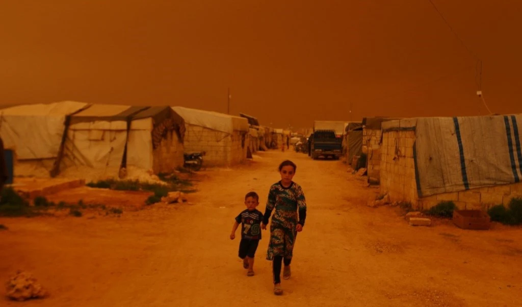 Desplazados sirios en la tormenta de polvo (Foto: AFP)