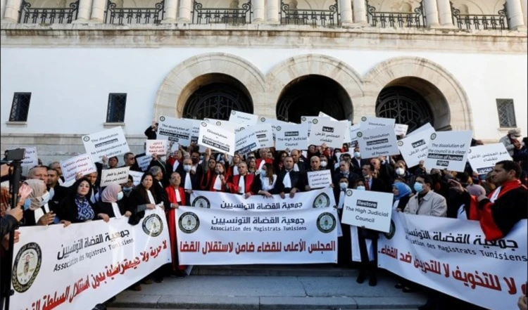 Tribunales tunecinos inician huelga general contra las decisiones de Saied.