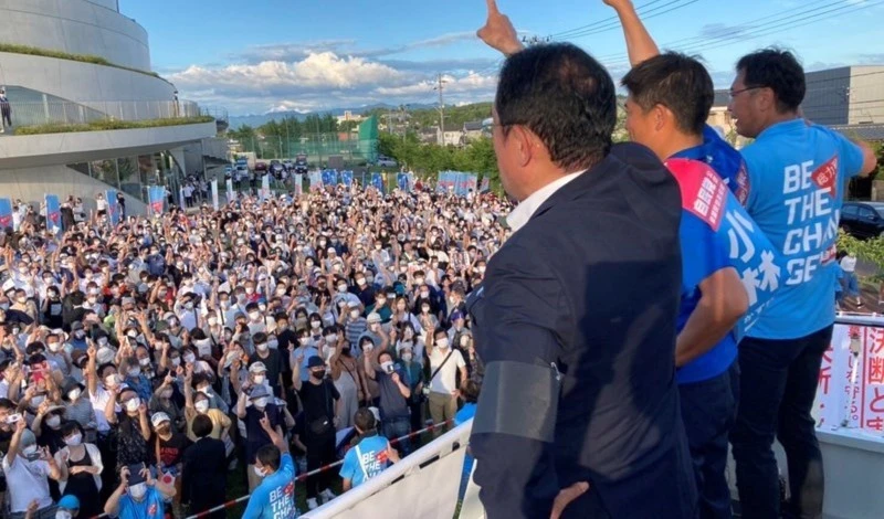 Coalición gobernante de Japón asegura la mayoría en las elecciones a la Cámara Alta.