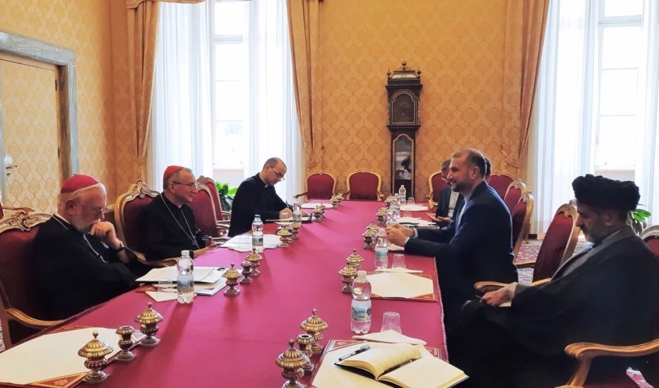 El ministro de Asuntos Exteriores iraní, Hossein Amir-Abdullahian se reúne en el Vaticano con el cardenal secretario de Estado, Pietro Parolin y el ministro de Asuntos Exteriores, Paul Richard Gallagher. El ministro de Asuntos Exteriores iraní, Hossein Amir-Abdullahian se reúne en el Vaticano con el cardenal secretario de Estado, Pietro Parolin y el ministro de Asuntos Exteriores, Paul Richard Gallagher.