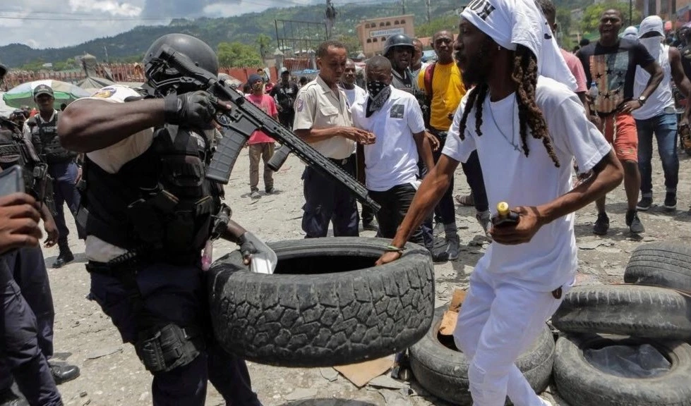 Los grupos delincuenciales callejeros se han adueñado de muchas de las carreteras de la capital. (Foto: Reuters) Los grupos delincuenciales callejeros se han adueñado de muchas de las carreteras de la capital. (Foto: Reuters)