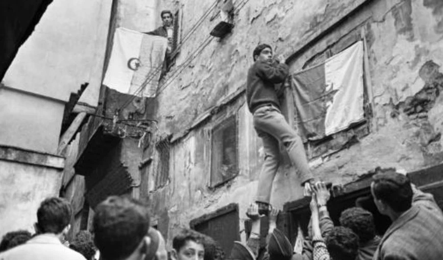 Argelinos cuelgan banderas de su país en edificios de Argel, en una imagen de archivo del 6 de julio de 1962, un día después de la proclamación de su independencia. (Foto: AFP)