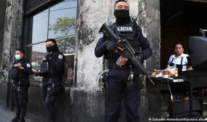 La Constitución salvadoreña indica que la prórroga de la suspensión de estos derechos no debe exceder un plazo máximo de 30 días y únicamente se ampliará si se mantienen las causas que generaron la declaración.