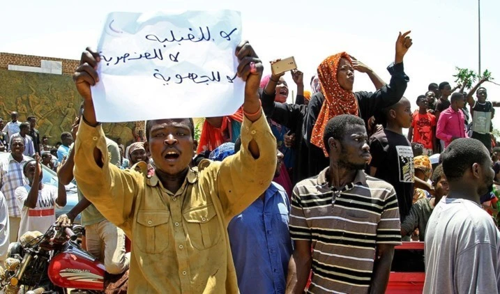 Manifestantes de tribu sudanesa reclaman retribución para sus mártires.