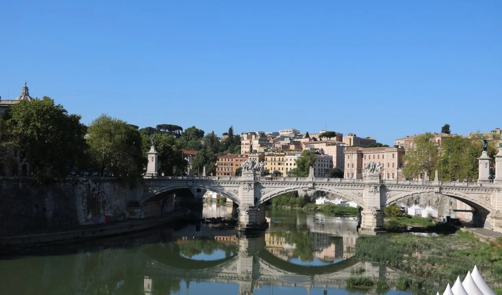 Ponte Vittorio Emanuele II y Ciudad del Vaticano en Roma, Italia. Foto tomada de National Geographic.