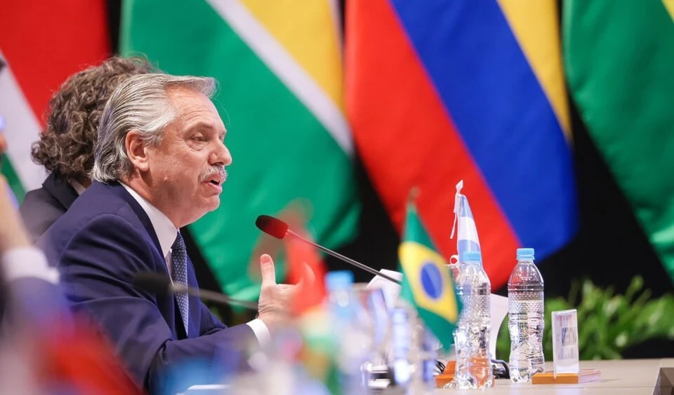 Presidente argentino llama a refundar el Mercosur