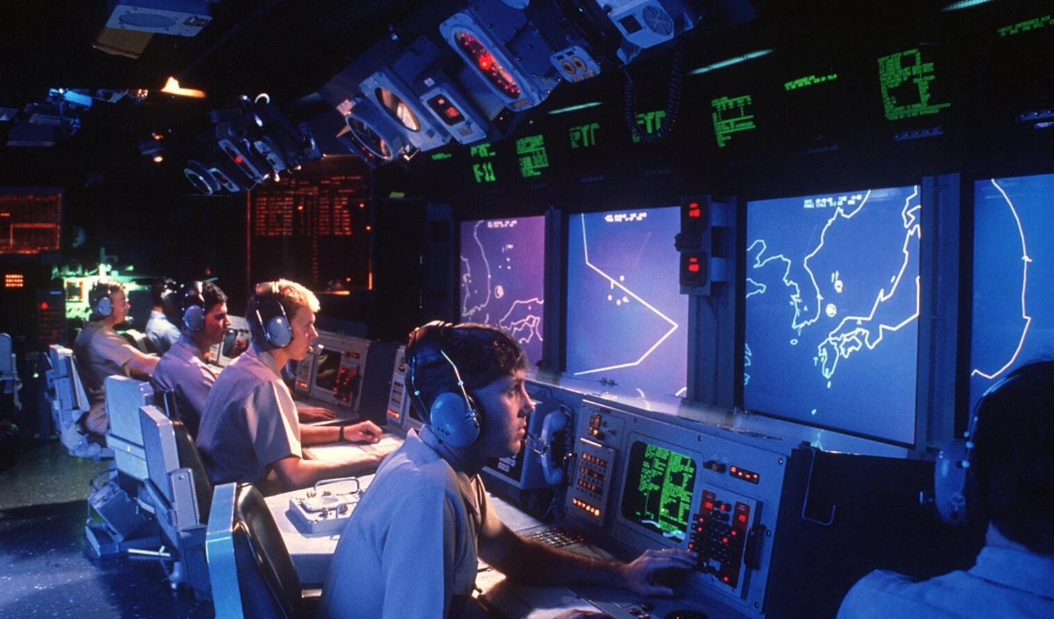 El centro de información de combate a bordo del crucero de misiles guiados USS Vincennes en 1988.