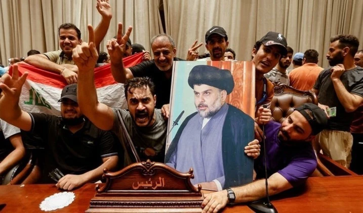 Partidarios del Movimiento Sadrista en la sede del Parlamento iraquí. Partidarios del Movimiento Sadrista en la sede del Parlamento iraquí.