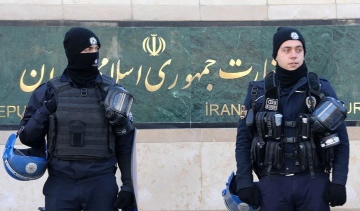 Miembros de la Policía de Inteligencia iraní.