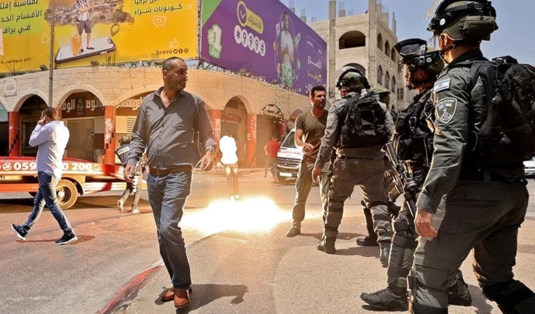 Las fuerzas de ocupación israelíes detuvieron, en la madrugada del viernes, a tres palestinos en Nablus.