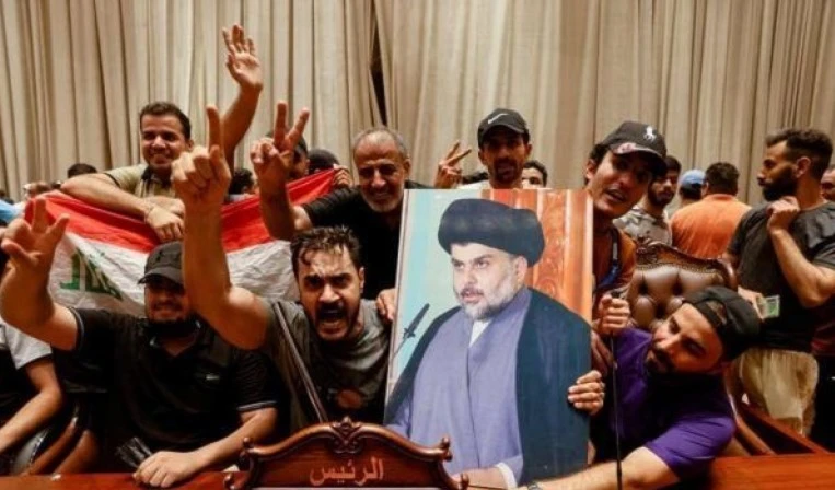 La mayoría de los manifestantes izan banderas iraquíes, mientras que otros portan fotografías de Muqtada al-Sadr y corean consignas en su apoyo. La mayoría de los manifestantes izan banderas iraquíes, mientras que otros portan fotografías de Muqtada al-Sadr y corean consignas en su apoyo.