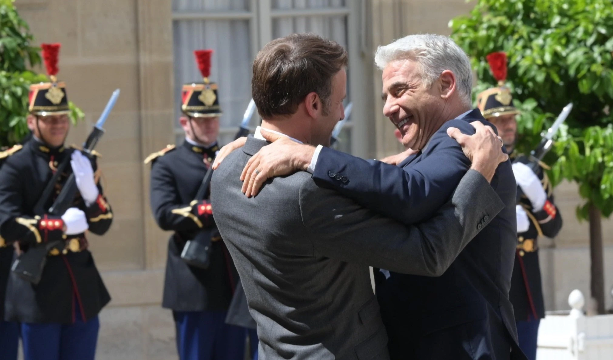 Macron abrazó efusivamente a Lapid y le dio la bienvenida a París. Macron abrazó efusivamente a Lapid y le dio la bienvenida a París.