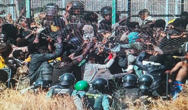 Las muertes se produjeron después de que casi dos mil personas intentaran entrar a España escalando las altas vallas de alambre que rodean Melilla. Las muertes se produjeron después de que casi dos mil personas intentaran entrar a España escalando las altas vallas de alambre que rodean Melilla.