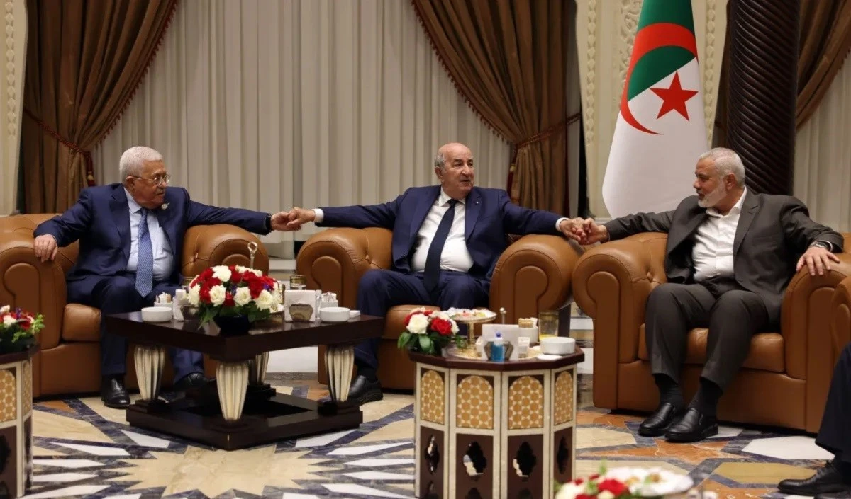 Presidente de Argelia reúne a Mahmud Abbas con Ismail Haniyeh. Presidente de Argelia reúne a Mahmud Abbas con Ismail Haniyeh.