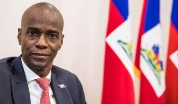 La madrugada del 7 de julio de 2021 fue asesinado Jovenel Moïse en su residencia privada por un comando de 28 supuestos mercenarios, la mayoría colombianos.