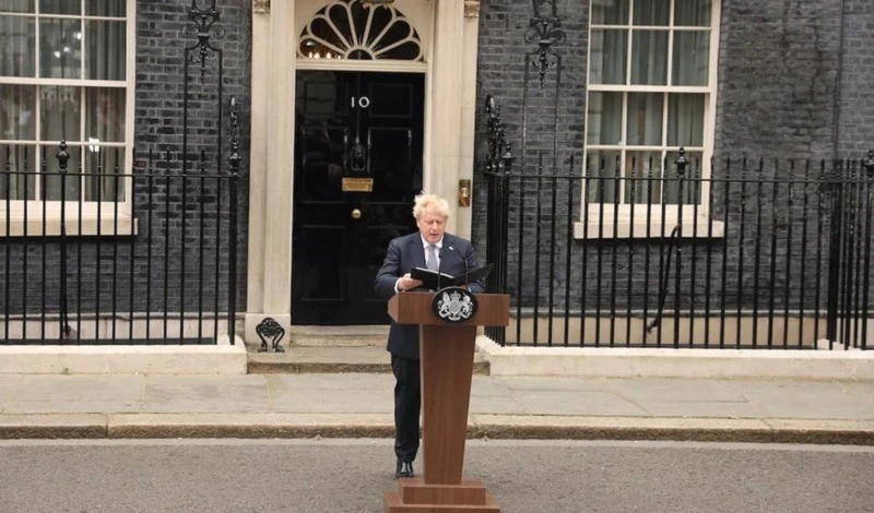 Boris Johnson dimite como líder conservador.