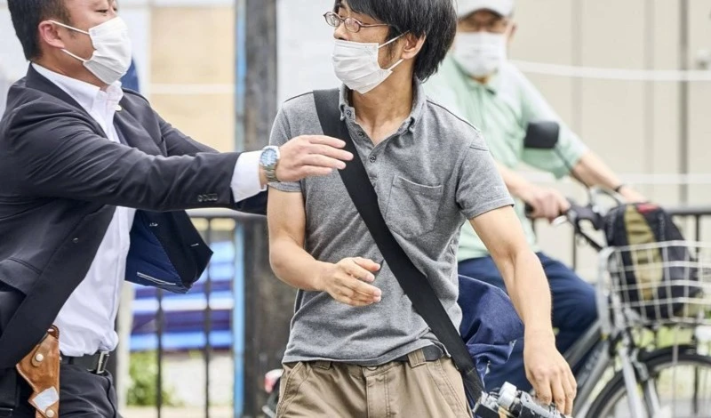 El asesino fue fotografiado en la escena sosteniendo un gran objeto negro en forma de caja que parecía tener dos barriles.