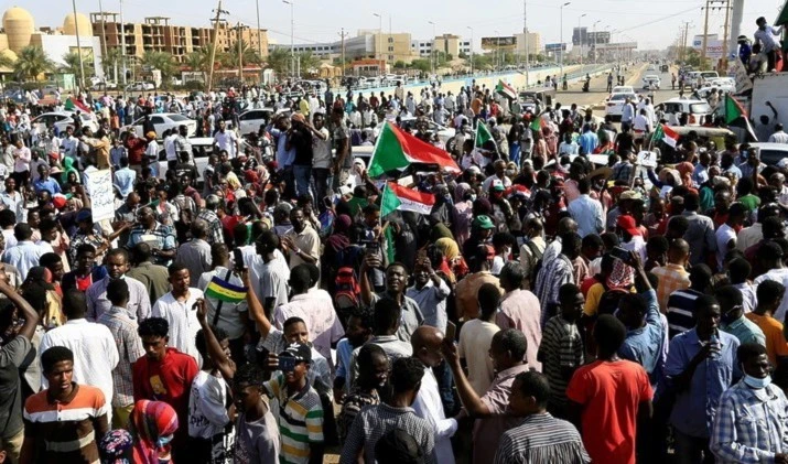Miles de sudaneses protestan cerca del Palacio Presidencial en Jartum.