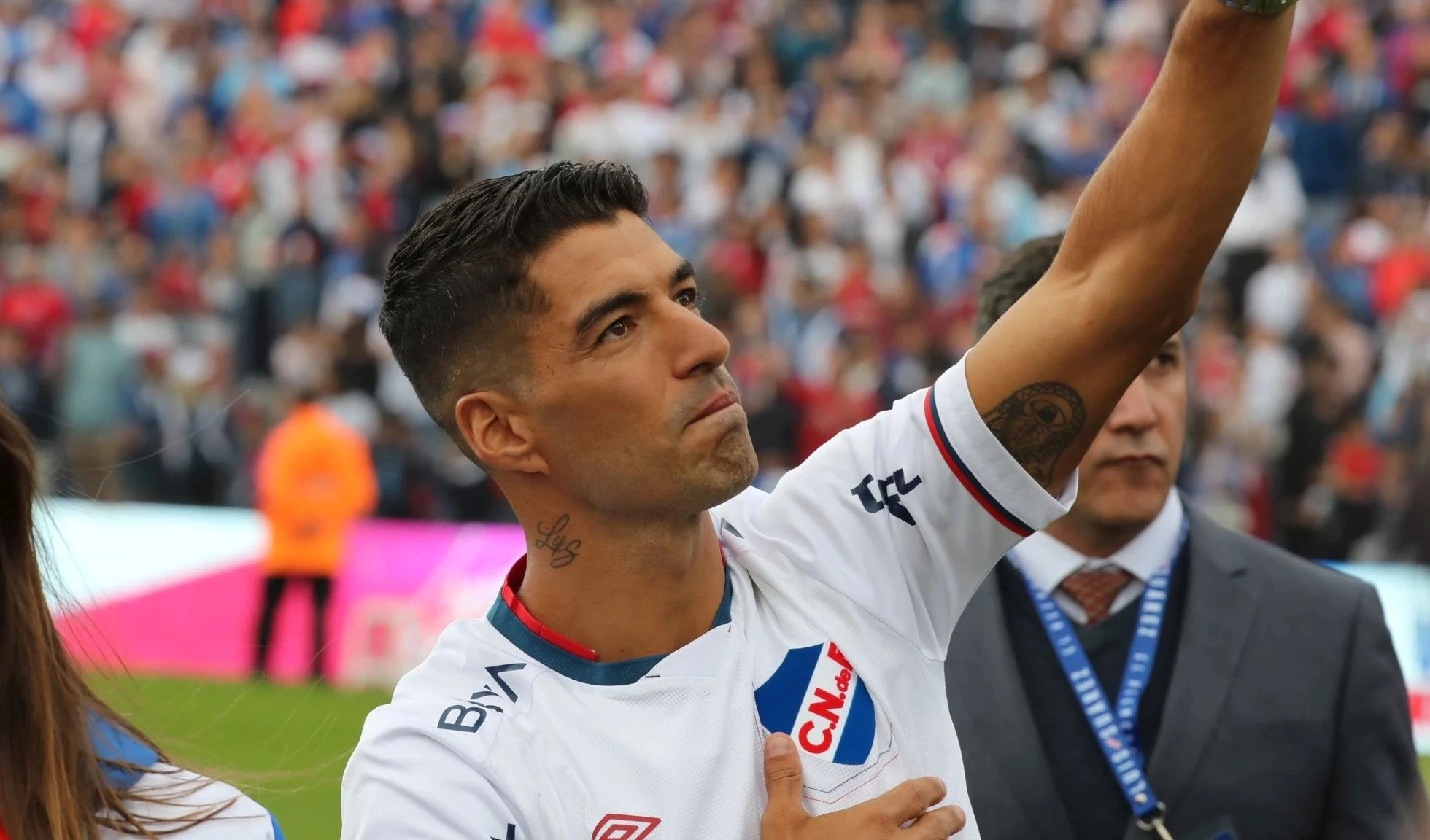 Luis Suárez saluda hoy con la camiseta del Nacional durante su recibimiento (Foto: EFE)
