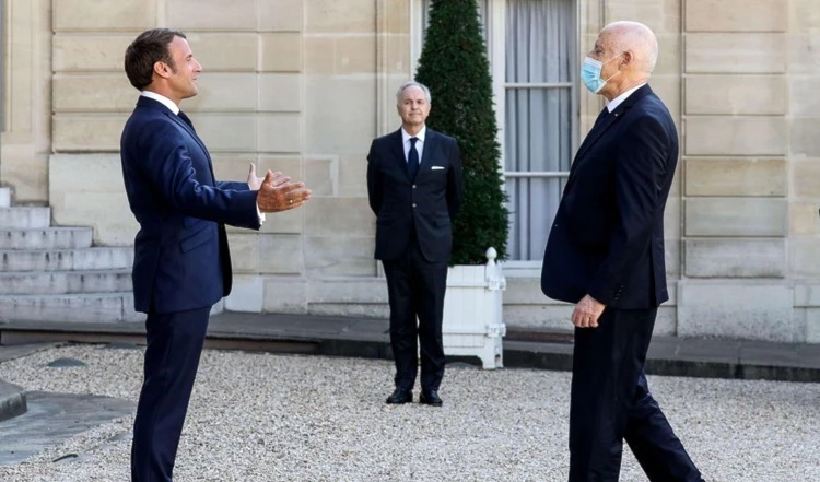 Macron recibe al presidente tunecino Kais Saied.