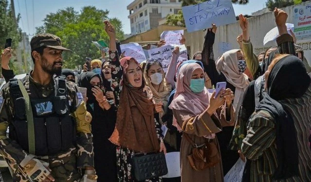El movimiento "Talibán" reprime una manifestación de mujeres en Kabul