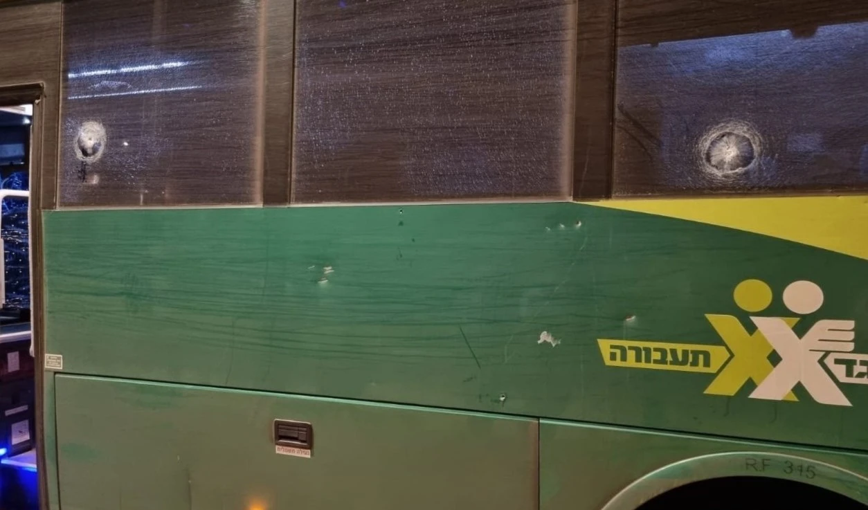 Disparan a autobús que transportaba colonos israelíes