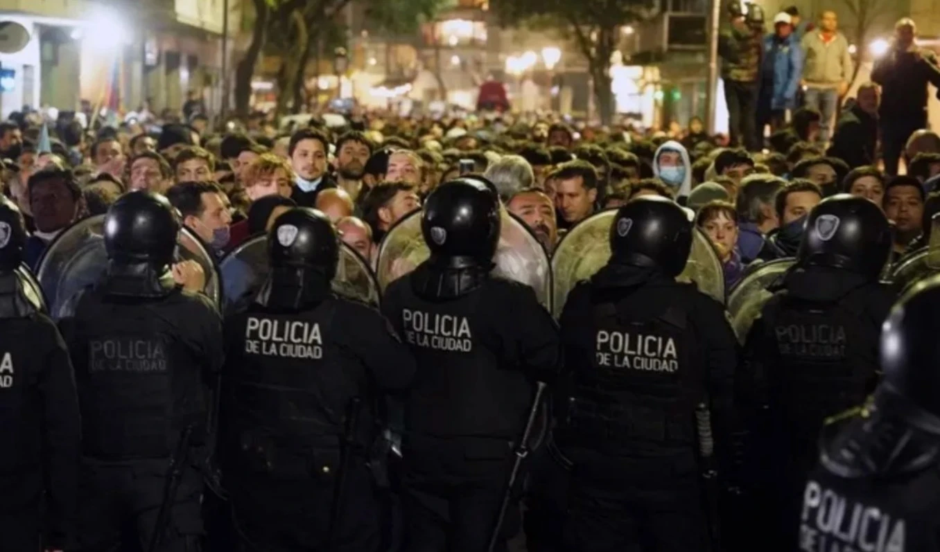Reprimen a manifestantes que respaldan a vicepresidenta argentina Reprimen a manifestantes que respaldan a vicepresidenta argentina