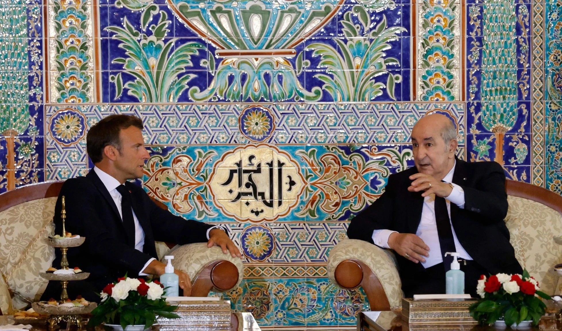 Emmanuel Macron y su anfitrión , Abdelmadjid Tebboune, sostuvieron un encuentro para abrir la jornada de trabajo del visitante en Argel. (Foto: AFP)