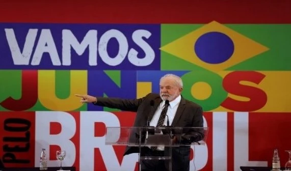 Lula continúa al frente de sondeos electorales en Brasil
