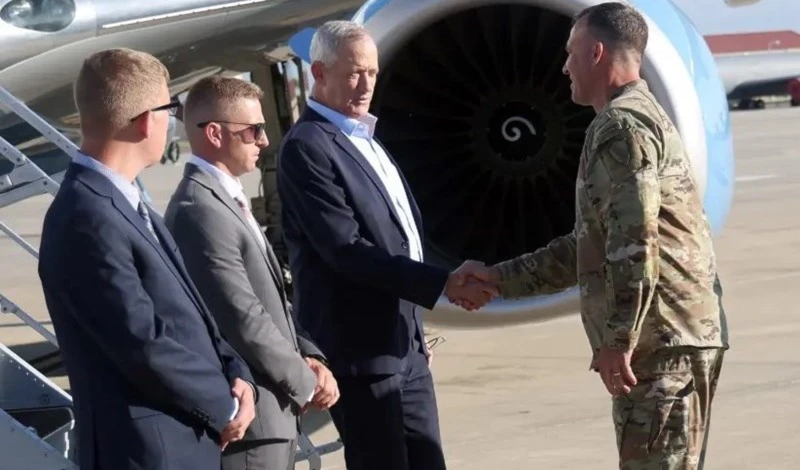 Gantz saluda al general estadounidense Michael Kurilla a su arribo a Florida.