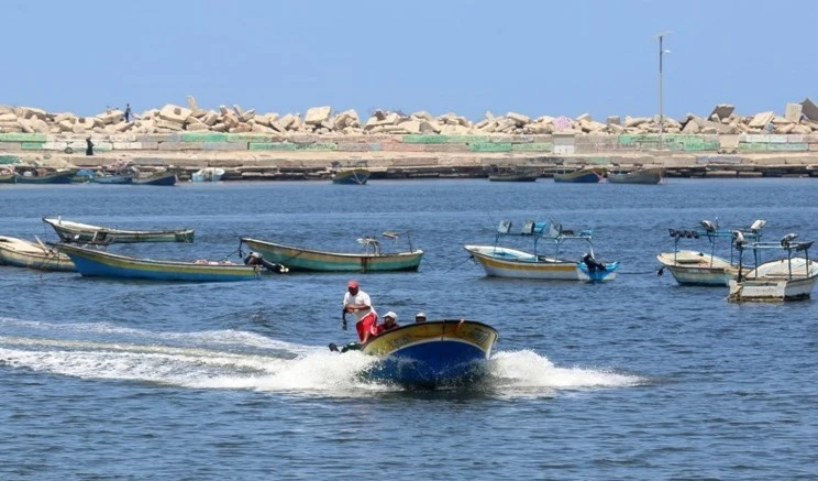 Barcos de ocupación atacan a pescadores palestinos y los hunden