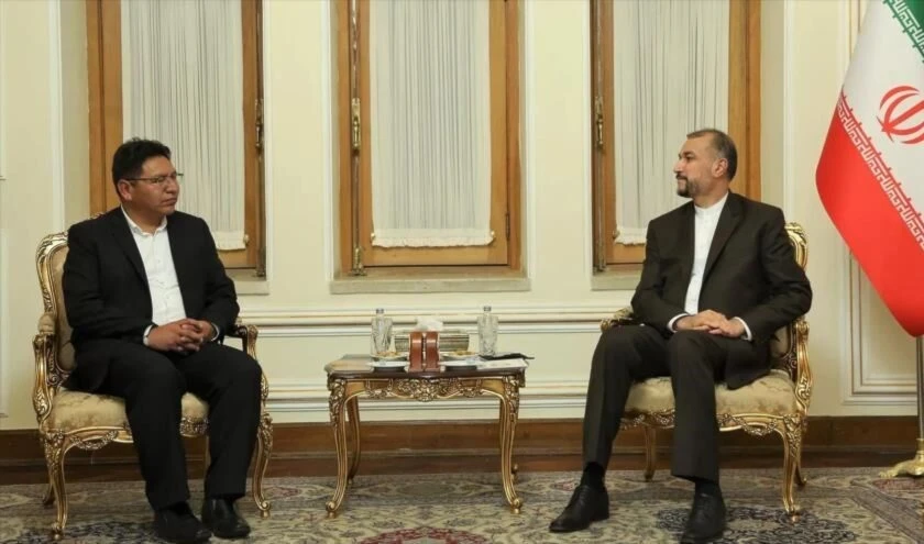 Encuentro en Teherán entre el vicecanciller boliviano, Freddy Mamani (izquierda), y su homólogo iraní, Hossein Amir Abdullahian.