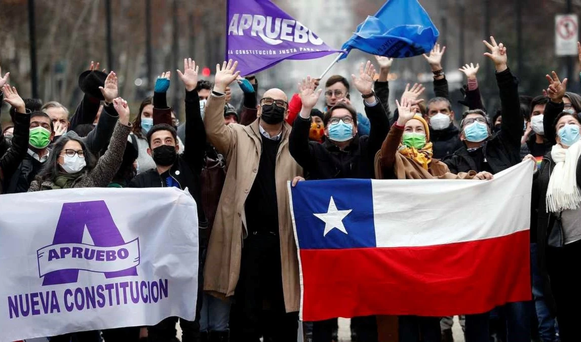 Manifestantes chilenos que aprueban el nuevo proyecto de constitución.