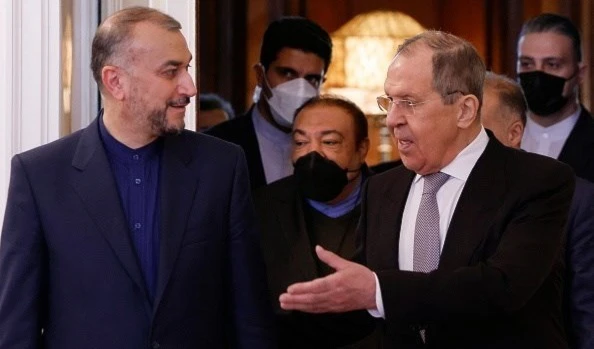 El canciller ruso, Serguei Lavrov, recibe a su homólogo iraní, Hussein Amir Abdullahian.