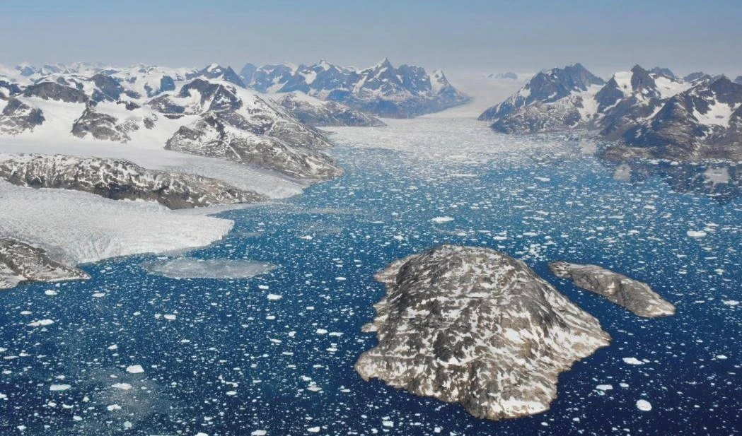 Glaciares que se derriten y dan lugar a icebergs en las aguas del fiordo de Mogens Heinesen, en Groenlandia. Foto: SINC Glaciares que se derriten y dan lugar a icebergs en las aguas del fiordo de Mogens Heinesen, en Groenlandia. Foto: SINC
