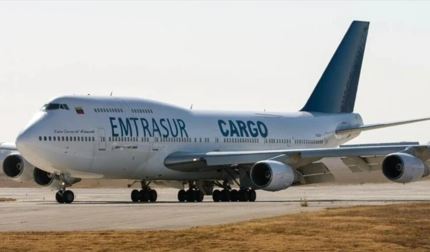 Vista del avión de la empresa Emtrasur en el aeropuerto de Córdoba, en Argentina. (Foto: AFP)