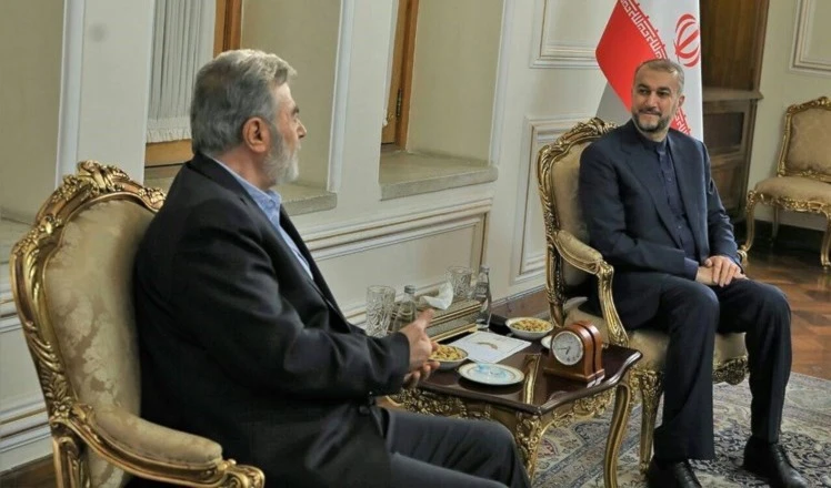 El Ministro de Relaciones Exteriores de Irán, Hossein Amir Abdullahian, y el secretario general del Movimiento Jihad Islámica, Ziyad Al-Nakhaleh.