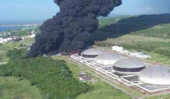 Sofocan incendio en primero de los tanques de crudo en Matanzas, Cuba Sofocan incendio en primero de los tanques de crudo en Matanzas, Cuba