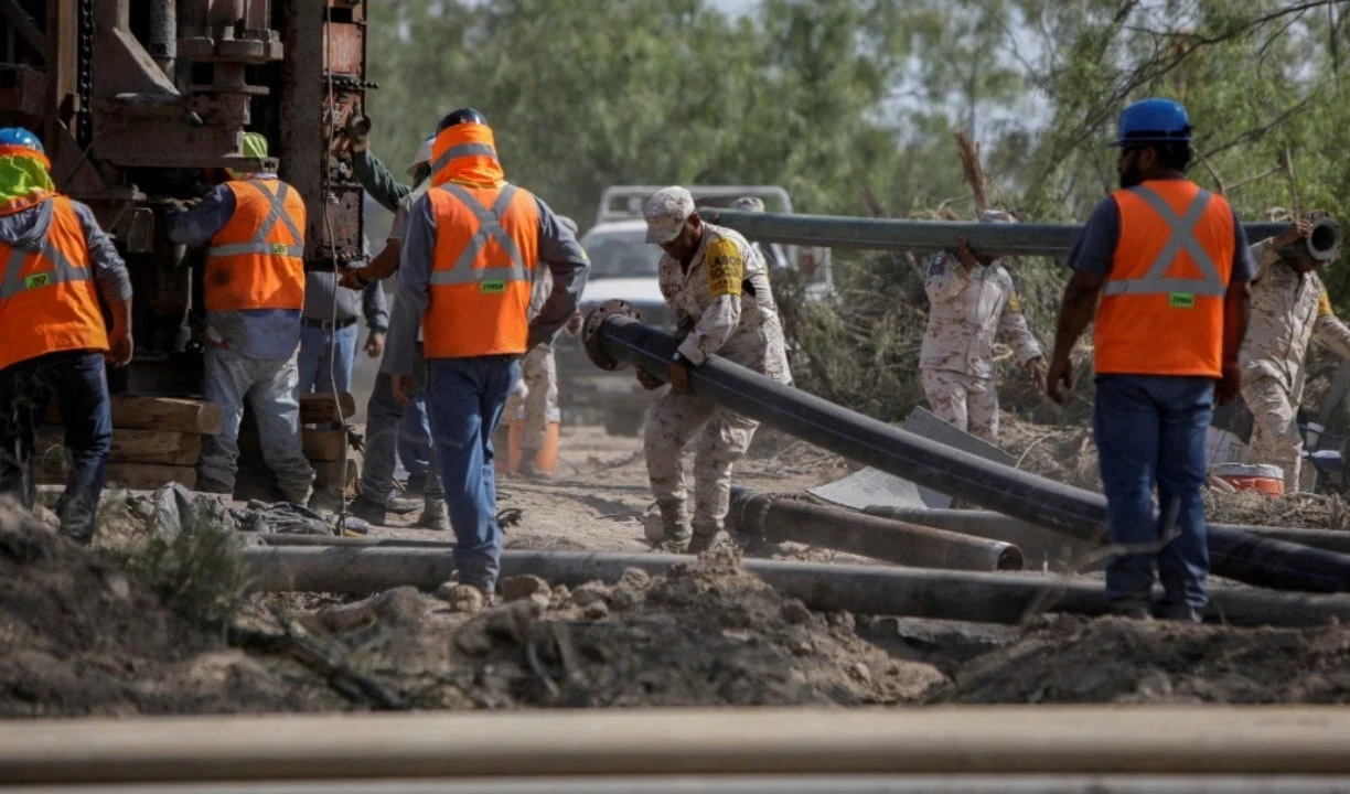 Presidente de México supervisa rescate de mineros en Coahuila