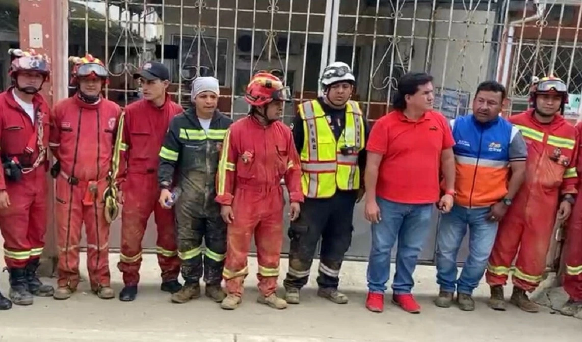 Rescatan a dos trabajadores atrapados en una mina en Ecuador