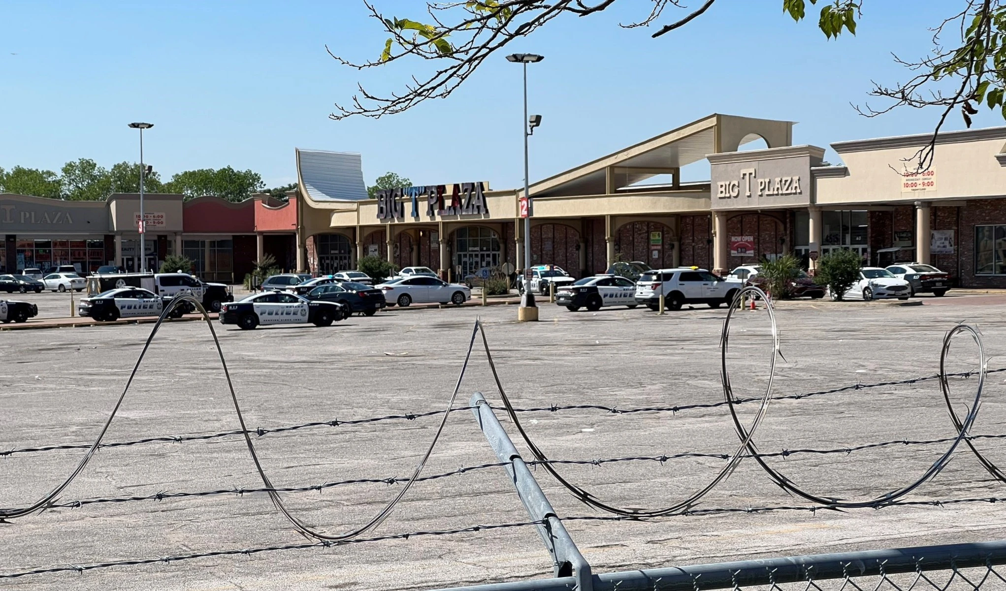 Al menos un deceso y dos heridos deja tiroteo en Dallas, EE.UU.