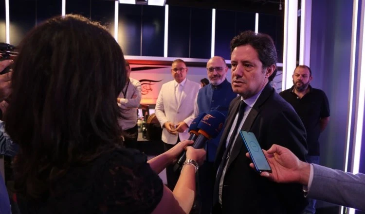 Ministro libanés de Información durante su visita al canal de Al Mayadeen.