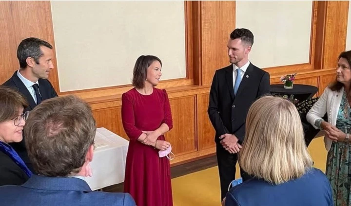 La ministra de Relaciones Exteriores de Albania, Olta Xhacka, conversa en Berlín con el vicecanciller israelí Idan Roll.