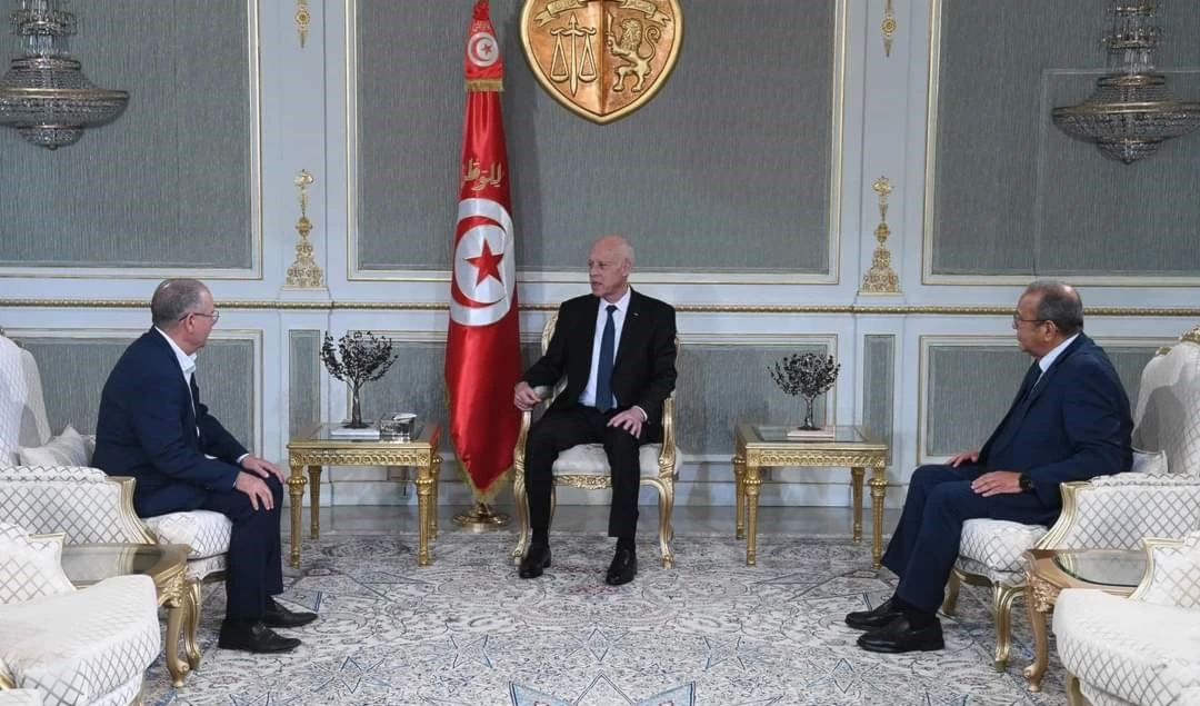 El presidente tunecino, Kais Saied, durante su reunión con el secretario general de la Unión General Tunecina del Trabajo (UGTT) Noureddine Taboubi, y el jefe  del Sindicato de Empleadores, Samir Majoul.