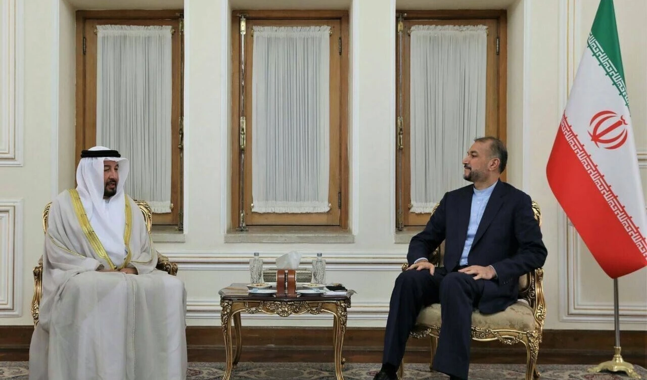 Encuentro entre el canciller iraní recibe y el embajador de los Emiratos Árabes Unidos en Teherán.