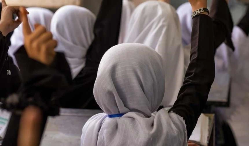 Afganos apoyan reapertura de escuelas