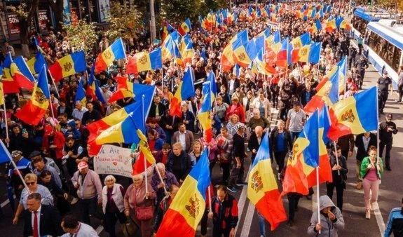 En las protestan los manifestantes piden reemplazar a la mandataria “con leña” (para calefacción). En las protestan los manifestantes piden reemplazar a la mandataria “con leña” (para calefacción).