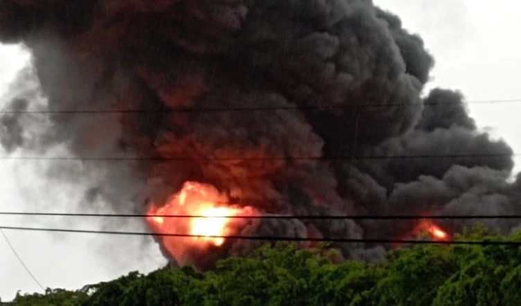 El fuego fue ocasionado por la caída de un rayo en una laguna de oxidación.