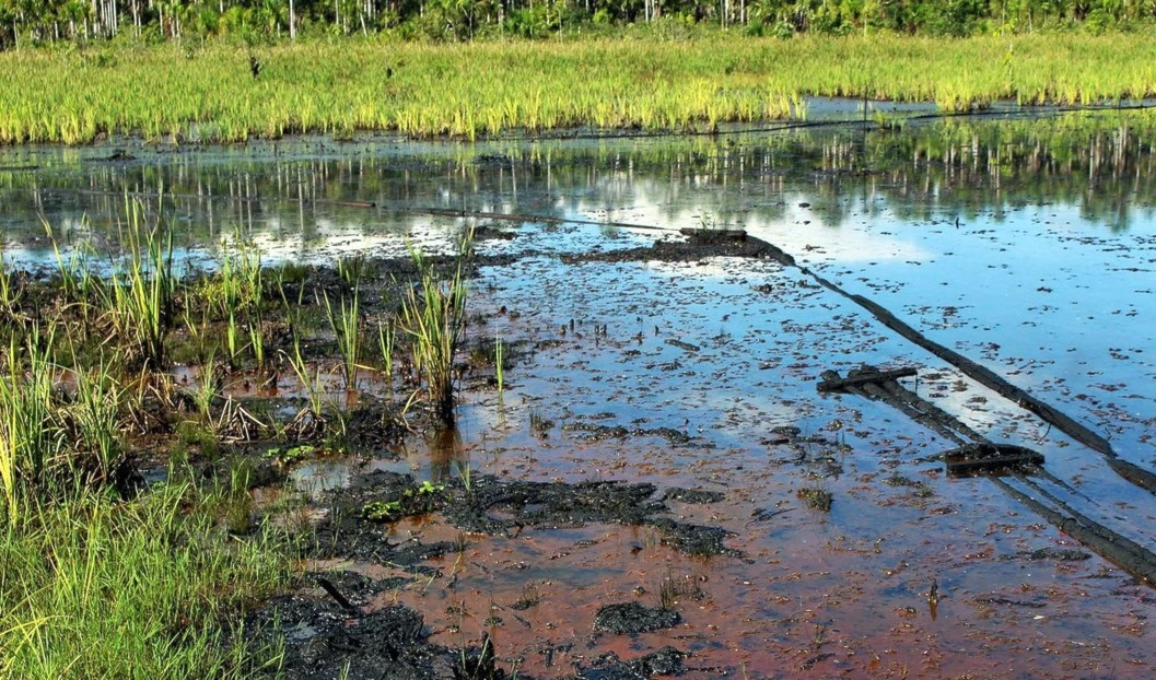 Derrame en el río Marañón de la Amazonía peruana. Foto: AFP.