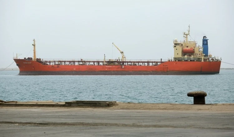 Tanquero Safer, abandonado hace años frente a la costa de Yemen, amenaza con causar un gran derrame de petróleo en el Mar Rojo.